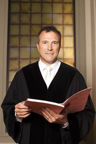 Richter Alexander Hold – Richter Alexander Hold war Staatsanwalt und Richter am Amtsgericht in Kempten. Er steht in der erfolgreichen Court-Show-Tradition von SAT.1 und entscheidet Strafrechtsfälle - das ganze Spektrum der Strafbarkeit, vom Drogendealer bis zur Sexualstraftat ...