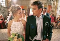 Das allerbeste Stück – Am Hochzeitstag begeht Mark (Jan Sosniok, r.) einen Fehler, der nicht wieder gut zu machen scheint: Er lässt Lara (Doreen Jacobi, l.) vor dem Altar stehen ...