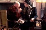 Agatha Christie's Poirot – Simeon Lee (Vernon Dobtcheff, l.) und Pilar (Sacha Behar, r.).