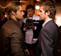 Cloverfield – Als Rob (Michael Stahl-David, r.) einen Job in Japan antreten will, organisiert sein Bruder Jason (Mike Vogel, l.) eine große Abschiedsparty. Zunächst herrscht herrliche Partystimmung, doch dann beschließt ein gigantisches Monster, New York dem Erdboden gleichzumachen ...