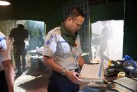 Mayday - Alarm im Cockpit – HAMILTON, ONTARIO - Ein indonesischer Ermittler (gespielt von Jon de Leon) sieht sich die Unterlagen zum Absturz des Garuda-Flugs 152 an. (Bildnachweis: Cineflix/Steven Lungley)