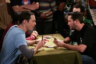 The Big Bang Theory – Bei einem Karten-Turnier will sich Sheldon (Jim Parsons, l.) an seinem Erzfeind Wil Wheaton (Will Wheaton, r.) rächen ...