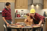 Two and a Half Men – (v.li.) Jon Cryer (Alan Harper), Ashton Kutcher (Walden Schmidt).