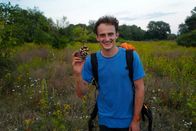 CheXpedition – Checker Julian präsentiert sein selbstgebautes Insektenhotel.