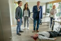 Der Alte – Hauptkommissar Richard Voss (Jan-Gregor Kremp, 2.v.r.) und seine Kollegen Tom Kupfer (Ludwig Blochberger, l.), Annabell Lorenz (Stephanie Stumph, 2.v.l.) und Dr. Franziska Sommerfeld (Christina Rainer, r.) ermitteln am Tatort, als plötzlich das Handy von Kai Osterwald (Mats Reinhardt, liegend) klingelt.