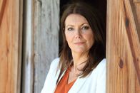 Death in Paradise – Dr. Anna Wolf (Fiona Allen) hängt sehr an ihrer erfolgreichen Karriere. Nachdem ihr Mann jedoch von Esther wegen sexueller Belästigung gemeldet wurde, konnte dies auch ihrem Ruf schaden. Nahm sie das Problem selbst in die Hand?