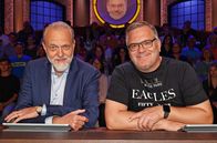 Wer weiß denn sowas? – Rateteam-Kapitän Elton (r.) erhält Unterstützung von Schauspieler Jan-Gregor Kremp (l.).