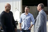 Navy CIS: L.A. – Müssen das Leben von Grangers (Miguel Ferrer, r.) Tochter schützen: Callen (Chris O'Donnell, M.) und Sam (LL Cool J, l.) ...