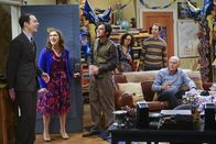 The Big Bang Theory – Sheldon (Jim Parsons, l.) freut sich über die Geburtstagsglückwünsche, die er von Amy (Mayim Bialik, 2.v.l.), Raj (Kunal Nayyar, 3.v.l.), Leslie (Sara Gilbert, 3.v.r.) und Stuart (Kevin Sussman, 2.v.r.) bekommt und staunt nicht schlecht, als er Adam West (Adam West, r.) auf seiner Party vorfindet ...