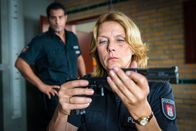 Notruf Hafenkante – Tarik (Serhat Cokgezen) macht sich Sorgen, dass Claudia (Janette Rauch) ihrem Job nicht mehr gewachsen ist, seit sie nachts in einem Park überfallen wurde.