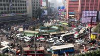 World's most Extreme – Bangladeschs Hauptstadt Dhaka ist die Stadt mit der größten Bevölkerungsdichte des Planeten. Mit inzwischen 20 Millionen Einwohnern und ohne Platz für weiteres Flächenwachstum platzt die Metropole aus allen Nähten. In der Monsunzeit fluten Abwässer große Teile der Stadt.