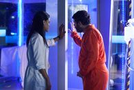 Cabin Fever 3: Patient Zero – Einzige Hilfe scheinen der merkwürdige Doktor Edwards und sein Patient Zero (Sean Astin) zu sein. Entweder bedeuten sie Rettung oder Verderben.