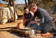 Gordon Ramsay: Kulinarische Abenteuer – Morocco - (L to R) Moroccan chef, Najat Kaanache, and Gordon Ramsay prepare their meals for a Moroccan New Year celebration.