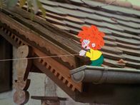 Meister Eder und sein Pumuckl – Der Pumuckl übernachtet mit Meister Eder in einem Gartenhäuschen, in dem es angeblich spukt.