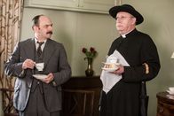 Father Brown – Inspector Mallory (Jack Deam, l.) und Father Brown (Mark Williams, r.) trinken gemeinsam eine Tasse Kaffee.