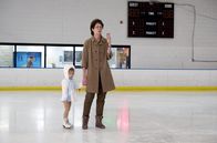 I, Tonya – Mutter LaVona (Allison Janney, re.) bringt ihre Tochter Tonya (Maizie Smith, li.) zum Eiskunstlaufen, als diese gerade einmal dreieinhalb Jahre alt ist.