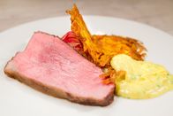 Kochroulette – Milena Broger: "Rosa gebratener Kalbstafelspitz mit Rösti, Radieschensalat und Braune-Butter-Schnittlauch-Emulsion".