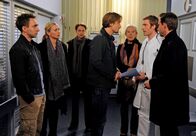 Rote Rosen – ARD ROTE ROSEN FOLGE 952 Uhr im ERSTEN. Oliver (Max Engelke, 2.v.r.) rät zu einer riskanten Operation um Gesa zu retten. Steffen (Christoph Kottenkamp, M.) ist im Gegensatz zu Tim (Nicolas König, r.) gegen den gefährlichen Eingriff (v.l.n.r.: Fabian Oskar Wien, Birgit Würz, Oona Devi Liebich, Barbara-Magdalena Ahren).