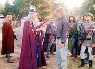 MacGyver – Merlin (Time Winters, 2.v.li.) und die Ritter wundern sich über die seltsame Erscheinung MacGyvers (Richard Dean Anderson, Mi.) an König Arthurs Hof.