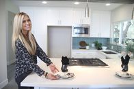 Die Super-Makler - Top oder Flop? – Um die luxusorientierten Interessenten des Hauses zufriedenstellen zu können, verpasst Christina mit ihrem Feingefühl dem Strandhaus durch Dekorationen den letzten Feinschliff.