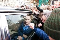Die Eiserne Lady – Als sie den Streik der Bergarbeiter mit brutaler Härte bekämpft, macht sich Thatcher (Meryl Streep, im Wagen) viele Feinde.