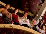 Poseidon – Dylan Johns (Josh Lucas, li.) und Robert Ramsey (Kurt Russel, 3. v. li.) sind zusammen mit Jennifer (Emmy Rossum, 2. v. li.), Maggie (Jacinda Barrett) und Richard Nelson (Richard Dreyfuss) in eine tödliche Sackgasse geraten.