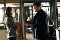 Castle – Richard Castle (Nathan Fillion, r.) berichtet Kate Beckett (Stana Katic, l.) von der spannenden Zusammenarbeit mit dem knallharten Detective Slaughter ...