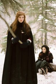 Ginger Snaps Back: The Beginning – Brigitte (Emily Perkins) und ihre Schwester Ginger (Katharine Isabelle) werden immer wieder von Werwölfen angegriffen.