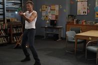 Community – Extrem fokussiert startet Jeff (Joel McHale) in sein letztes Schuljahr am Community- College ...