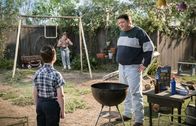 Young Sheldon – Sheldon Cooper (Iain Armitage, l.); George Cooper sen. (Lance Barber, r.)
