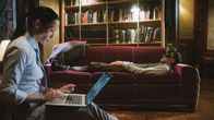 Elementary – Sherlock Holmes (Jonny Lee Miller, r.) und Joan Watson (Lucy Liu, l.) haben ihre eigenen, ganz besonderen Methoden, um ihre Fälle zu lösen ...