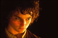 Der Herr der Ringe - Die Gefährten – Die Macht des Ringes zieht Frodo (Elijah Wood) immer stärker in seinen Bann ...
