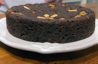 Küchen der Welt – Bolo de mel ist ein Kuchen aus Zuckerrohrsirup, den die Madeirer mit den Händen in Stücke rupfen und das ganze Jahr über zu besonderen Anlässen miteinander teilen.