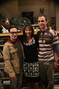 The Big Bang Theory – Um Sheldon (Jim Parsons, r.) wieder Vernunft zu bringen, hat Leonard (Johnny Galecki, l.) nur noch eine Idee: Er muss Mary (Laurie Metcalf, M.), Sheldons Mutter, um Hilfe bitten ...