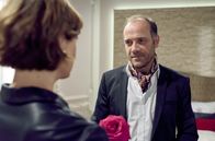 Sturm der Liebe – Henning (Anton Algrang, r.) ist von Xenia (Elke Winkens, l.) angetan.