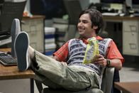 The Big Bang Theory – Raj (Kunal Nayyar) auf Wolke 7: Doch vor seinen Freunden will er nicht mit der Wahrheit raus ...