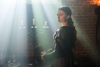 The White Queen – Der Tod ihres Vaters belastet Anne Neville (Faye Marsay) sehr und sie entschließt sich, König Edward IV um Gnade zu bitten ...