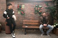 Rote Rosen – Ellen (Yun Huang, l.) sieht ihren Verdacht bestätigt, dass David (Arne Rudolf, r.) in Amelie verliebt war. Glaubt ihm aber, dass es vorbei ist.