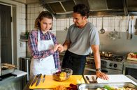 Meine Mutter ... – Rufus (Stephan Luca) lernt seine Tochter Mia (Linda Stockfleth) kennen.