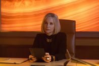 Alex Rider – Mrs. Rothman (Sofia Helin) führt harte Verhandlungen mit Max Grendel – doch wird sie seiner Forderung nachgeben?