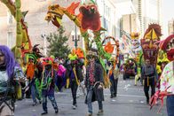 Navy CIS: New Orleans – Während des Karneval von New Orleans wird auf den Straßen Navy Petty Officer Toussaint Patrice erstochen aufgefunden. Das NCIS-Team beginnt mit den Ermittlungen ...