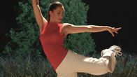 Tele-Gym – Mit den Dance Workouts wird der gesamte Körper von Kopf bis Fuß trainiert. Die acht Folgen haben unterschiedliche Schwierigkeitsstufen und verschiedene tänzerische Stilrichtungen: von der klassischen Dance-Aerobic über sexy Latino bis hin zu erdigen Afro-Kombinationen und hippen Funk-Moves.