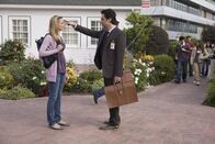 Scrubs - Die Anfänger – Lucy (Kerry Bishe, l.) macht sich große Sorgen, wie sie die Uni überleben soll, wenn J.D. (Zach Braff, r.) nicht mehr da ist ...