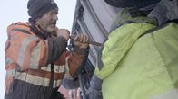 Ice Road Rescue - Extremrettung in Norwegen – Bjoern hilft mit einem Brecheisen beim Ausbau der Antriebswelle. (National Geographic for Disney)