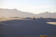 Einstein und Hawking – Der Physiker Dr. Hakeem Oluseyi im White-Sands-Nationalpark, welcher aus großen weißen Sanddünen besteht. Hier veranschaulicht er Einsteins Theorie.