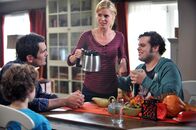 Modern Family – (v.l.) Luke (Nolan Gould), Phil (Ty Burrell) und Claire (Julie Bowen) haben Besuch von ihrem ehemaligen Nachbarsjungen Kenneth (Josh Gad) bekommen, der durch die Verwirklichung seiner verrückten Ideen schwer reich geworden ist.