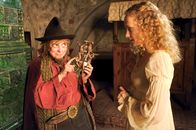 Rumpelstilzchen – Wenn die Sanduhr abgelaufen ist, will Rumpelstilzchen (Katharina Thalbach) das Kind der Königin (Marie-Christine Friedrich) mitnehmen.