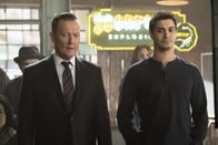 Scorpion – Um den Einsatz einer Laserwaffe durch einen Hacker zu verhindern, müssen Cabe (Robert Patrick, l.), Walter (Elyes Gabel, r.) und das Team den Angreifer so schnell wie möglich identifizieren. Doch er ist dem Team trotzdem einen Schritt voraus ...