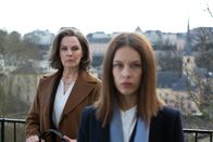 Bad Banks – Wer gewinnt in diesem Frauen-Duell: Christelle Leblanc (Désirée Nosbusch, l.) oder Jana Liekam (Paula Beer, r.)?