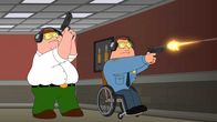 Family Guy – Nachdem Peter (l.) mit Joe (r.) überraschend in einen Polizeieinsatz gerät und zum Erstaunen seines Freundes Mut an der Waffe beweist, nimmt ihn Joe mit zum Schießtraining ...